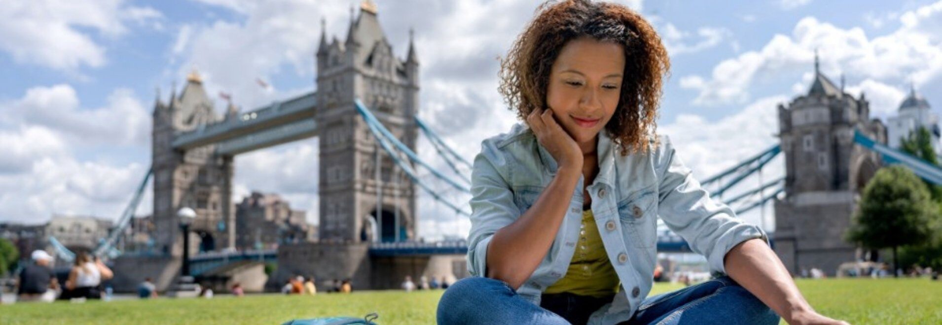 Una chica con el puente de Londres de fondo