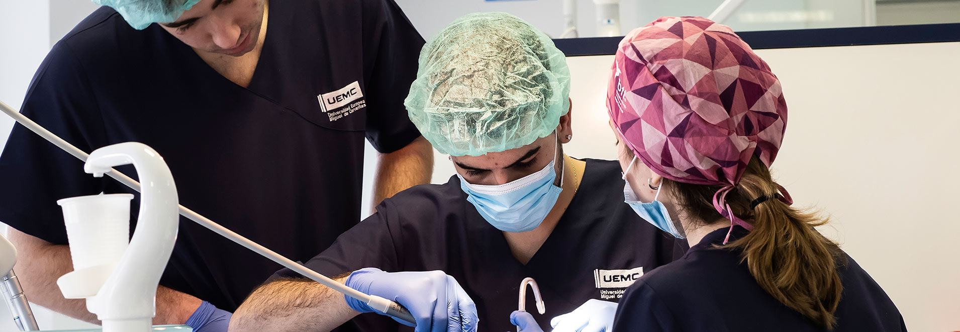 Estudiantes de Odontología de la UEMC realizan prácticas con un paciente.