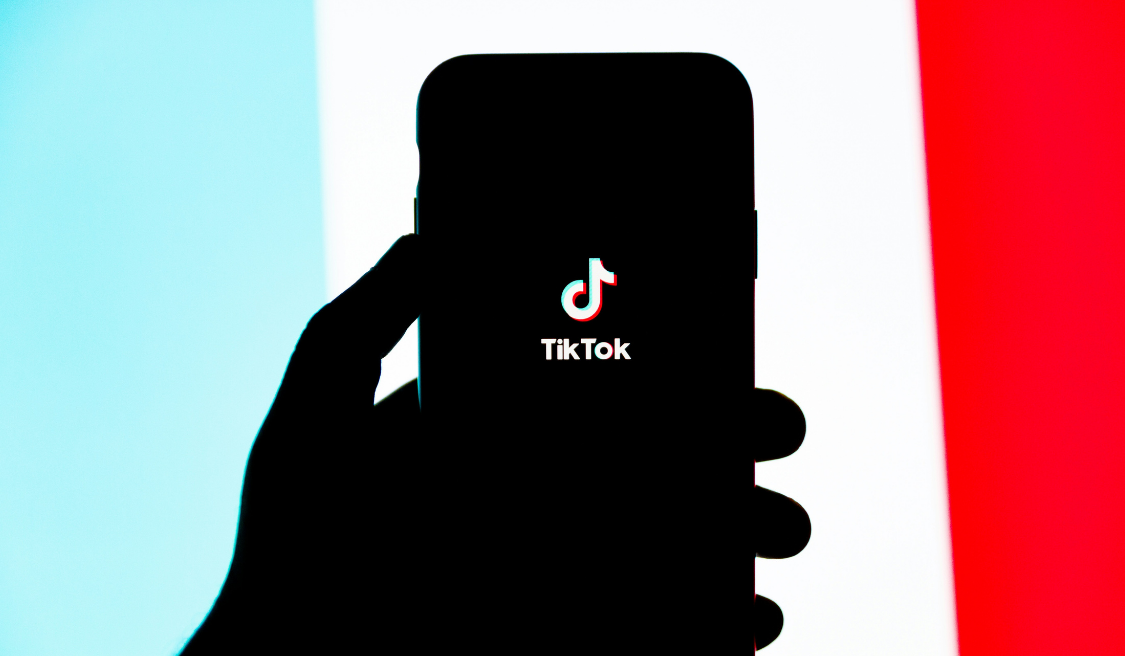 Un usuario muestra en su móvil la app TikTok