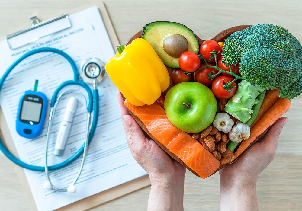 Una imagen muestra comida saludable junto con un glucómetro y un estetoscopio, como una alegoría sobre alimentación y envejecimiento.